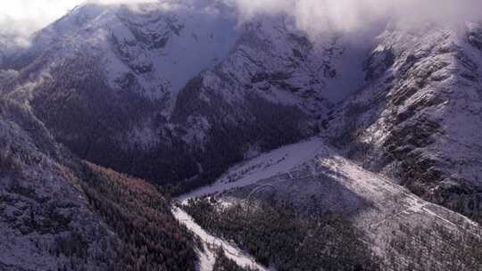 空中拍摄的多洛米蒂阿尔卑斯山冬季宏伟高山的照片