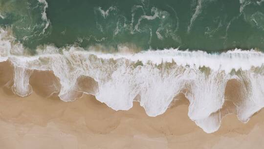 海浪拍打着沙质海岸