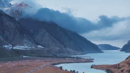 新疆昭苏玉湖冰面雪山峡谷航拍风景