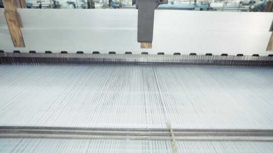 大型纺织工厂运转的织布机设备