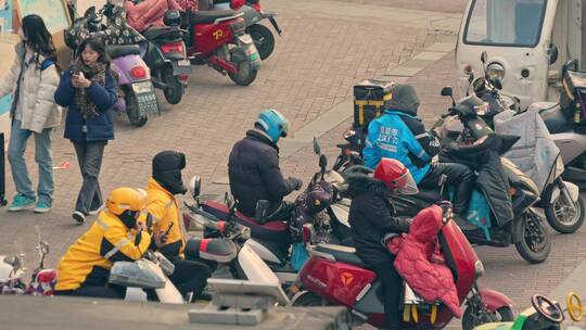 繁华城市中外卖骑手送外卖底层奋斗者忙碌视频素材模板下载