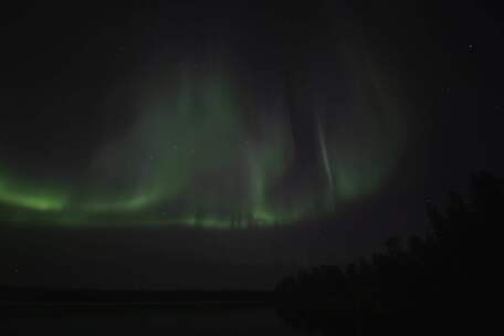 极光在星夜延时中划过天空