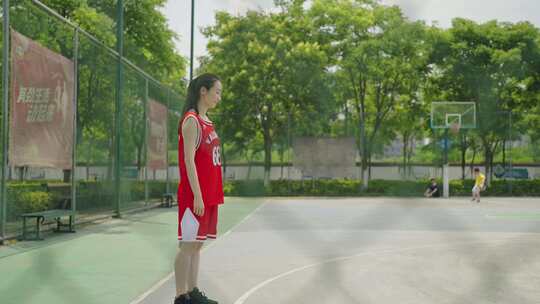 红色篮球服女孩球场奔跑热情空镜多角度
