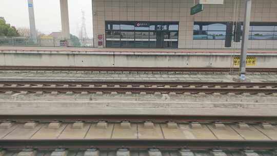 高铁动车火车站进站口轨道特写风景视频素材