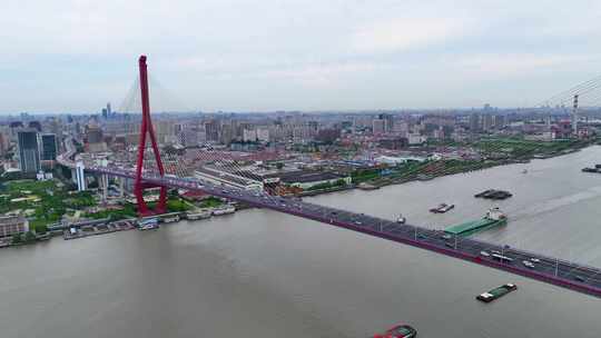 上海市浦东新区杨浦大桥城市车流交通船只船