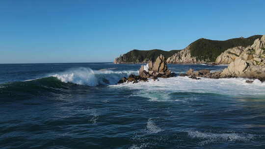 航拍大海海浪冲击礁石企业精神自然风景