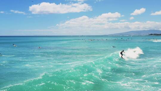 夏威夷海滩度假人群在海中冲浪视频素材模板下载
