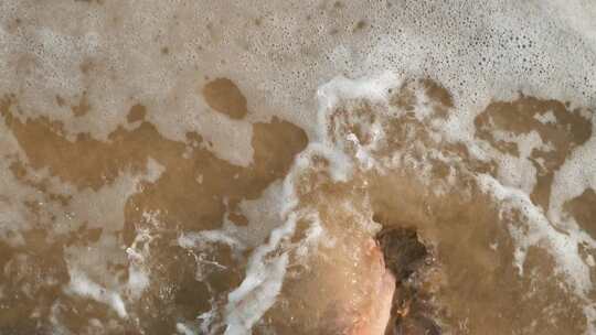 沙滩旅行人走浪海洋沙滩沙滩在沙滩上留下脚印视频素材模板下载