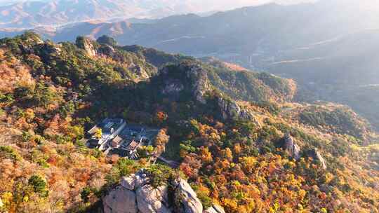 航拍秋天的千山山峰石崖