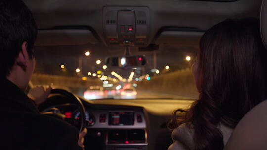 夜晚驾驶汽车出行的青年伴侣视频素材模板下载