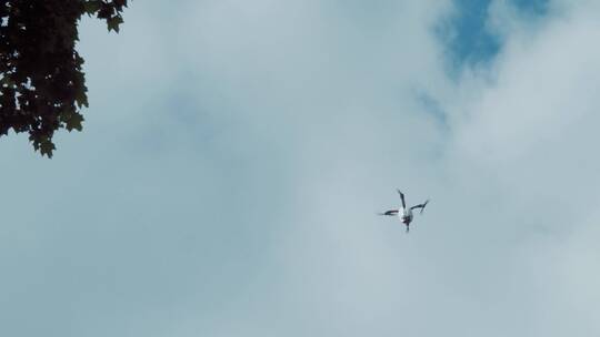 无人机在多云天空中飞行