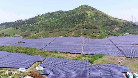 山区荒地起伏山地光伏太阳能发电站