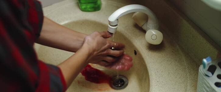 女人洗涤手上的血迹