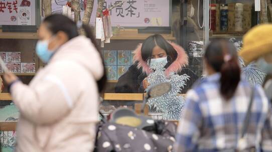 4K奶茶店的顾客观望核酸检测排队人群延时