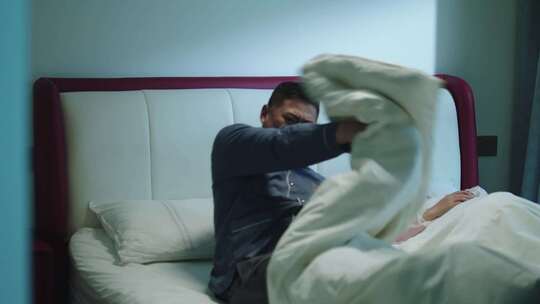 中年人半夜老起夜身体状态不好老婆嫌弃