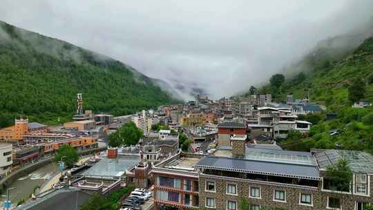 航拍四川阿坝四姑娘山特色小镇风光