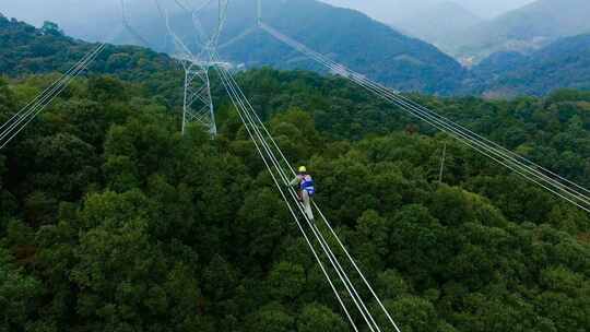 电力维修工人高空作业