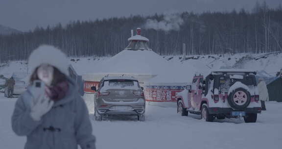 冬季雪地里的帐篷