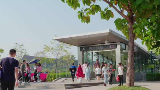 深圳湾公园地铁站9号线D2出口乘客市民游客
