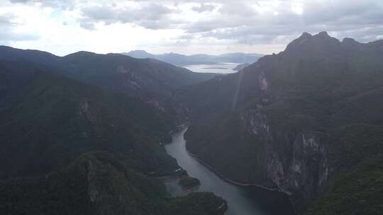 海南昌江中部山区鹦哥岭