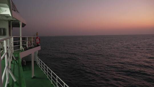 夕阳下轮船行驶在大海上