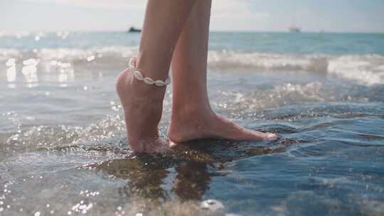 在海水中站立的脚
