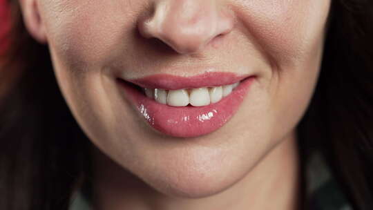魅力女人的嘴完美健康唇部微笑牙科护理黑发