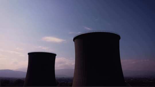 日落时的核电站