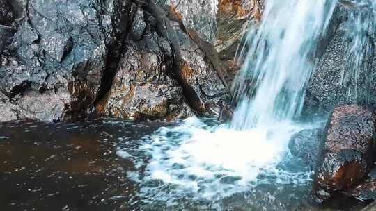 瀑布层叠到跳水池