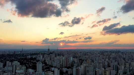 巴西圣保罗市中心的日落。日落风景的市区。