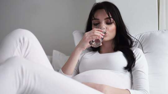 孕妇在家中喝水视频素材模板下载