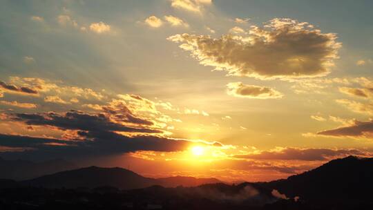 群山日落延时唯美乡村夕阳黄昏傍晚天空云朵