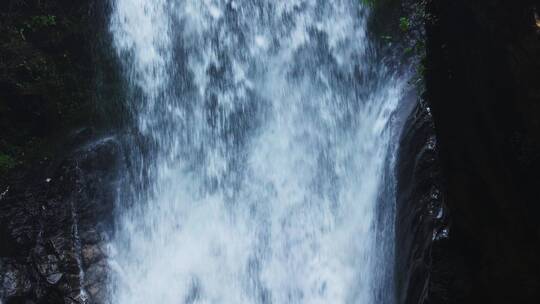 飞流瀑布侧面面 特写 拉丝水流 前景石头
