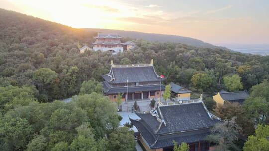 夕阳沐浴下的常熟虞山三峰清凉禅寺