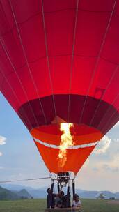 草地热气球飞行4K实拍视频