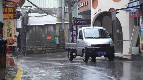 下雨天巷子街道行人电动车