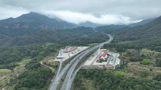 森林高速公路服务区航拍道路交通森林公路