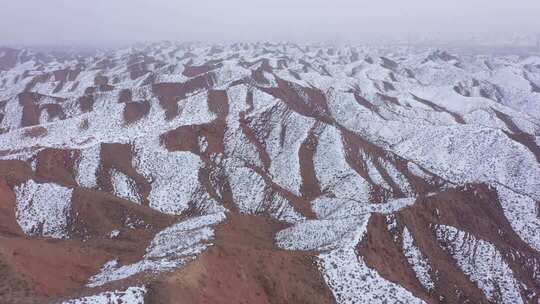 航拍荒漠中的公路甘肃黄土高原风貌