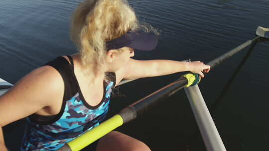 河上划船的女性划手视频素材模板下载