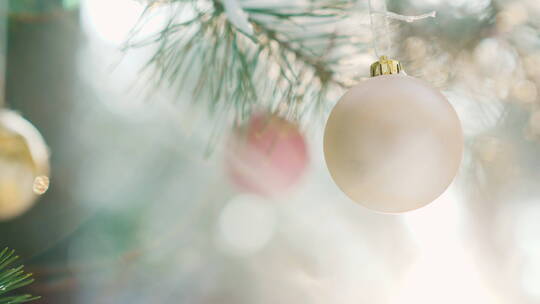 挂在松树上的圣诞球视频素材模板下载