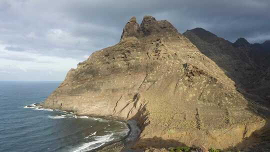 特内里费岛多云的一天，蓬塔德尔伊达尔戈的海岸风景