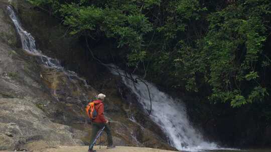 山间小瀑布徒步旅行自然景观