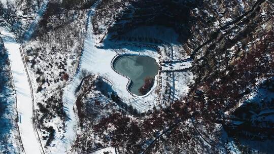 航拍俯瞰威海里口山佛顶山心形湖泊冬季雪景