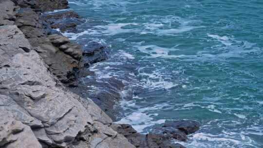 海浪海水冲刷拍打海滩礁石