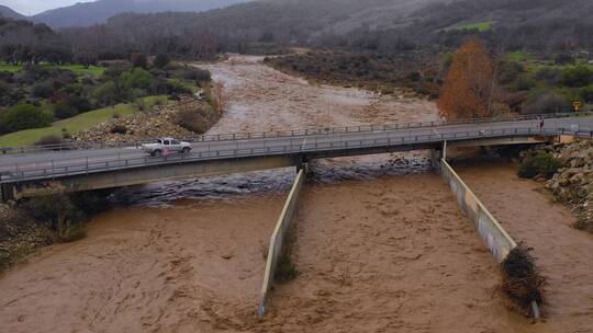 桥下汹涌流动的洪水视频素材模板下载