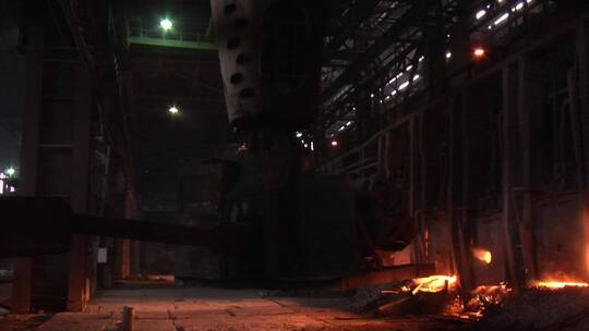 在冶金厂工作的机器