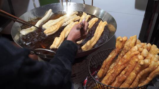 炸油条油炸食品美食视频素材模板下载