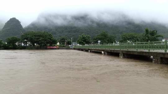 连续强降雨上涨的河水 洪峰 洪水