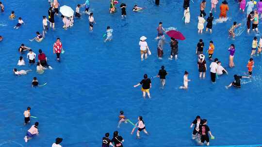 夏天假日里泼水节戏水狂欢