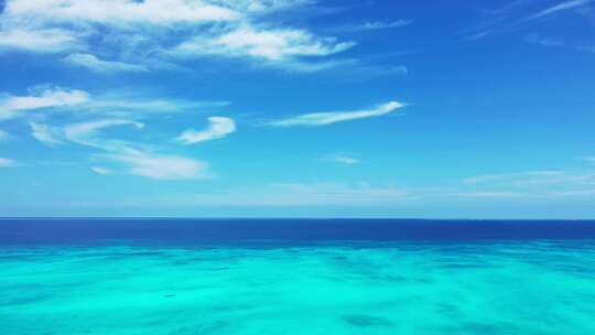白沙天堂海滩和水绿松石水背景的日间空中抽象拍摄4